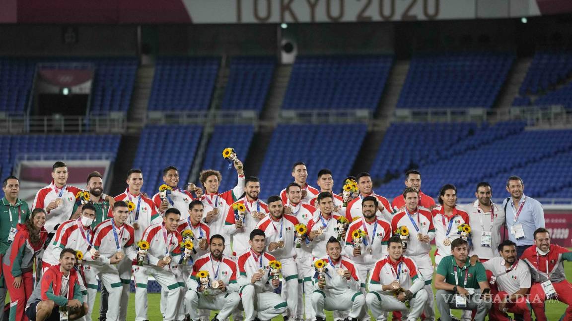 $!La selección de México posa para una foto después de recibir la medalla de bronce por el fútbol masculino.