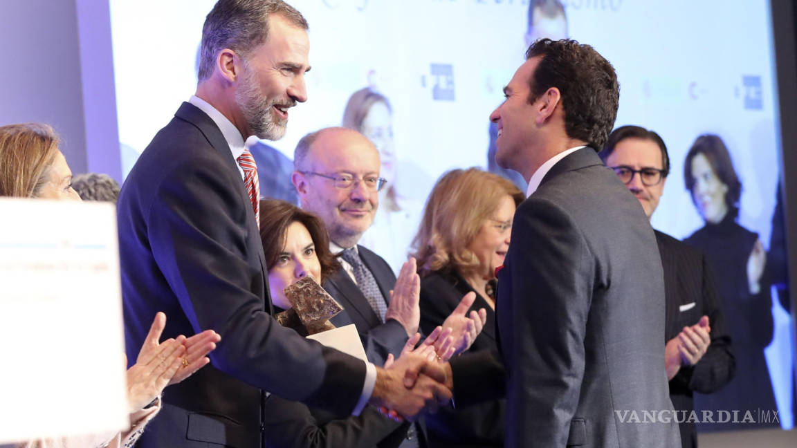 Entregan los Premios Internacionales de Periodismo Rey de España; galardonan a Carlos Loret de Mola