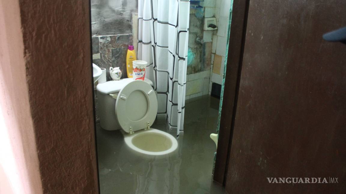 $!Convertidas en 'albercas' a causa de las lluvias, casas de Torreón