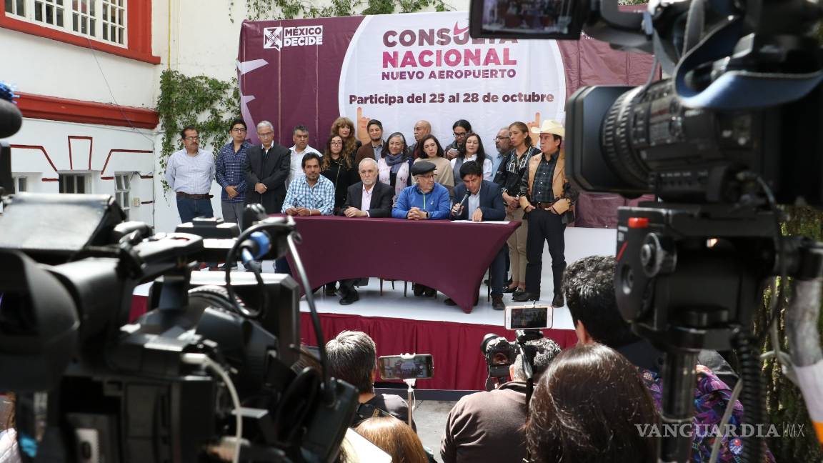 $!“No será decisión cupular”: AMLO defiende consulta de NAIM