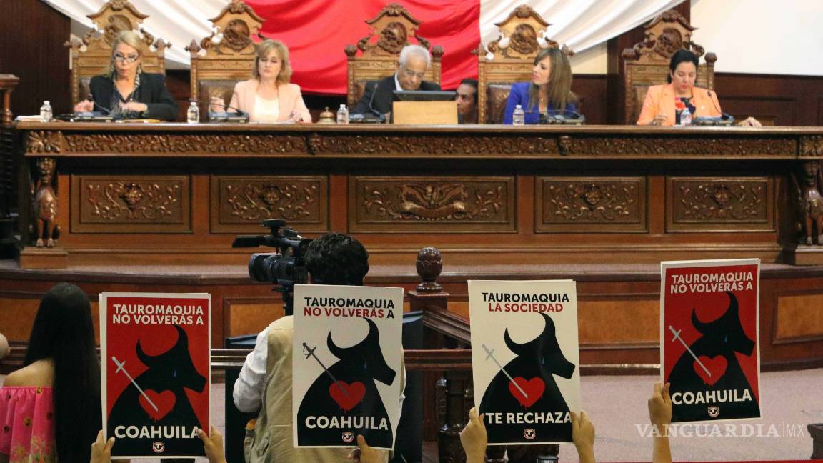 $!Se manifiestan contra la tauromaquia en el Congreso de Coahuila; hay opiniones encontradas