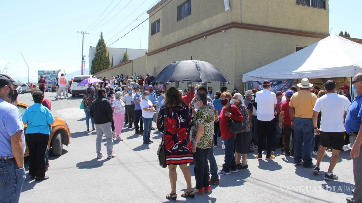 Ante desorden en primer día de vacunación en Saltillo, Estado y municipio realizarán acciones de logística externa