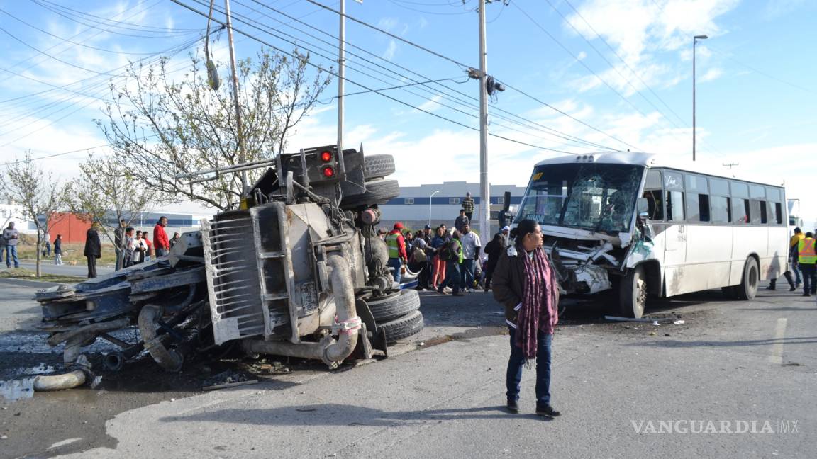 Grúa fue responsable de choque con camión al oriente de Saltillo