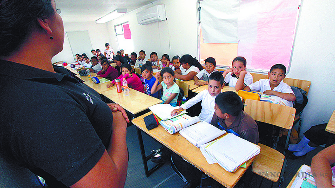 Amontonados y en aulas moviles, así estudian niños de primaria en Saltillo