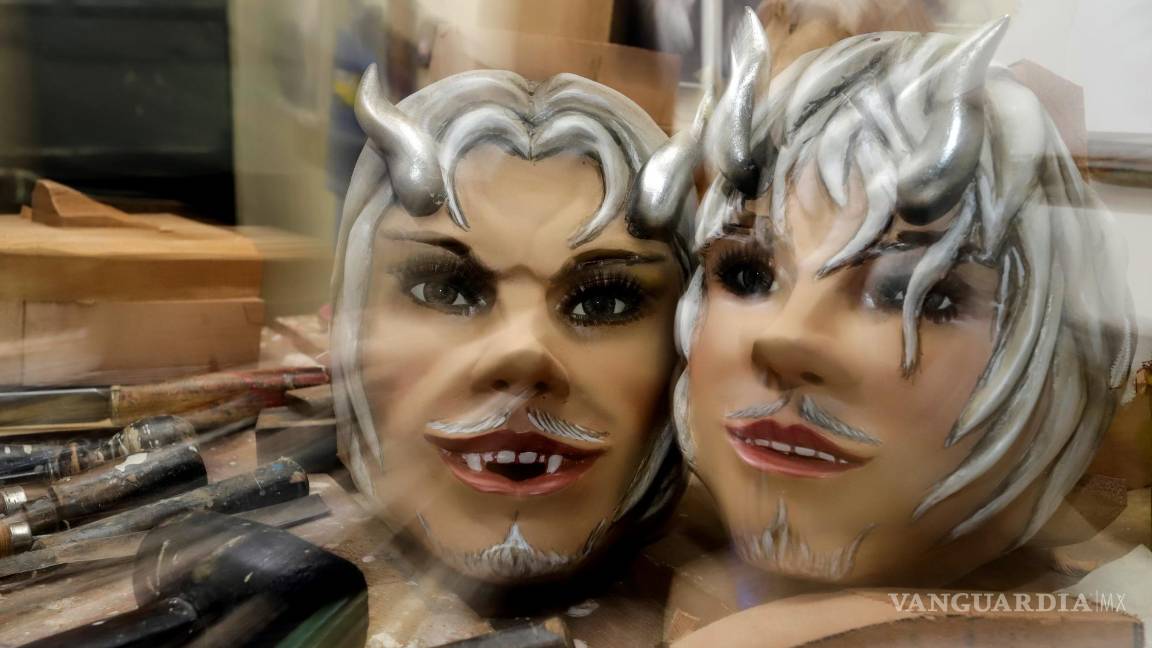 $!Máscaras diseñadas por el escultor Adrián Becerra en su taller de madera artesanal, en la ciudad de Puebla (México). EFE/Hilda Ríos