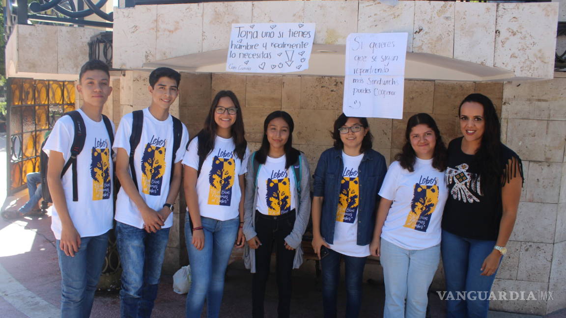 “Si lo necesitas, toma uno”, estudiantes de Torreón dejan prendas y comida para los más necesitados