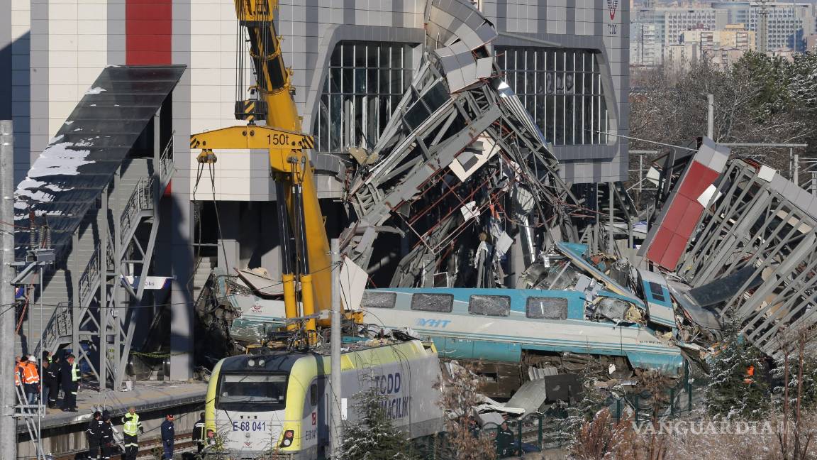 $!Choque entre un tren de alta velocidad con una locomotora deja 9 muertos y 47 heridos en Ankara