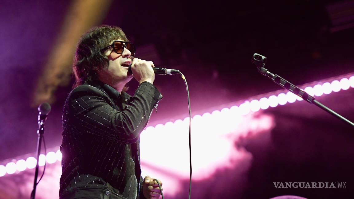 $!El intérprete puso en acción las canciones favoritas de su público.