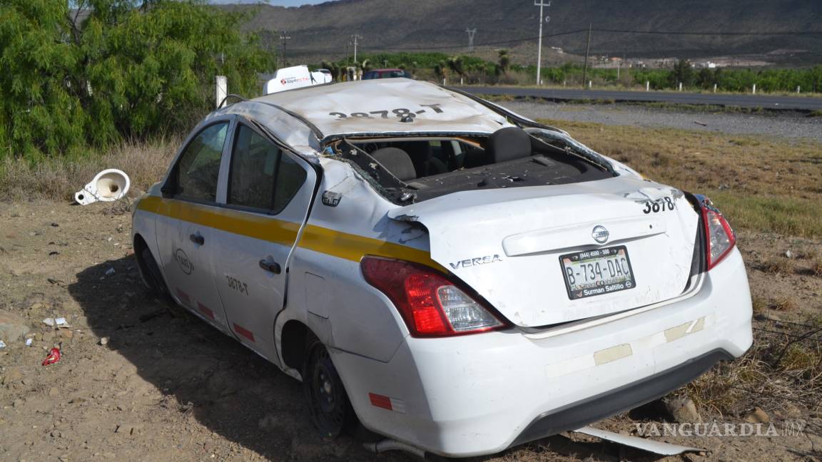 Vuelca taxi en carretera a Torreón