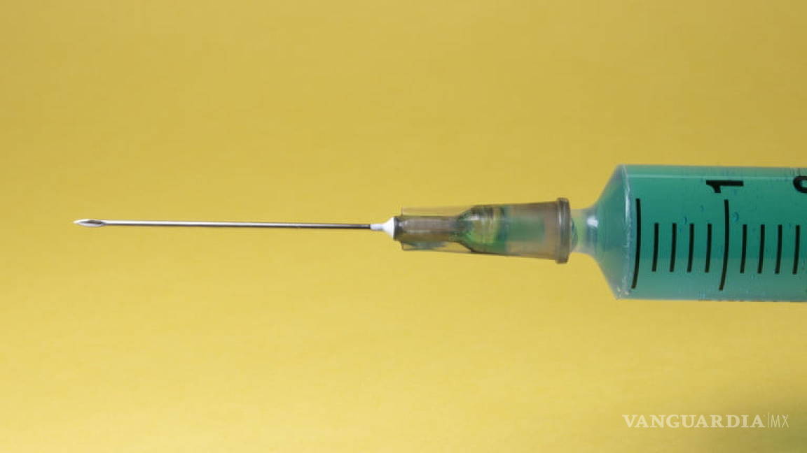 Muere médico voluntario de vacuna de AstraZeneca contra COVID-19