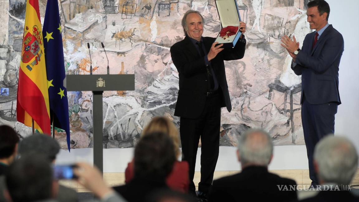 $!El presidente del Gobierno, Pedro Sánchez condecora con la Gran Cruz de la Orden Civil de Alfonso X el Sabio a Joan Manuel Serrat. EFE/Fernando Alvarado