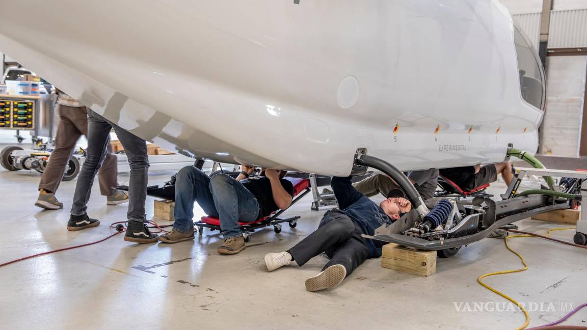 $!Empleados de Beta Technologies preparan el compartimiento de la batería en un avión eléctrico experimental CX300 en Plattsburgh, Nueva York.