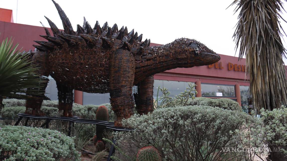 Armas decomisadas se convierten en dinosaurio que da bienvenida en el Museo del Desierto en Saltillo
