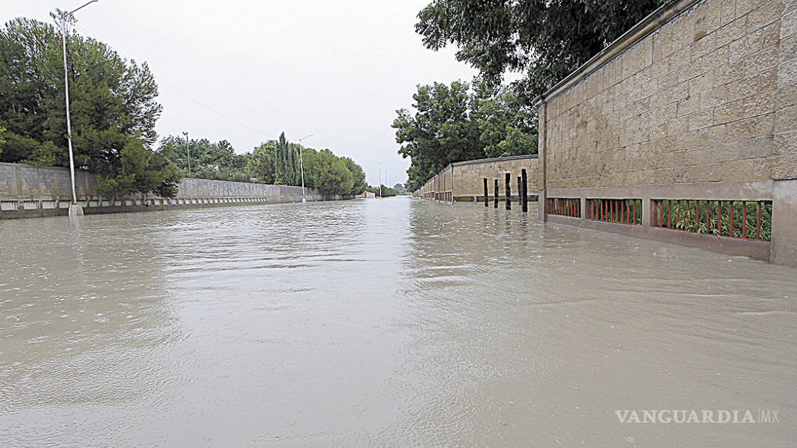 Hartos de inundaciones vecinos de sector residencial de Saltillo