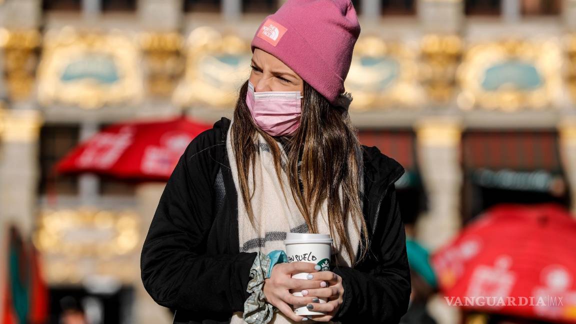 $!Una mujer con mascarilla camina por las calles de Bruselas, Bélgica. EFE/EPA/Sthephanie Lecocq