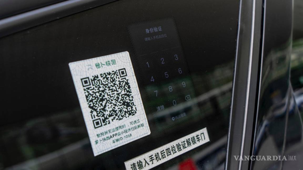 $!Un teclado y un código QR en un taxi robot sin conductor de Baidu. Los teclados y los códigos QR permiten a los usuarios de Baidu desbloquear puertas.