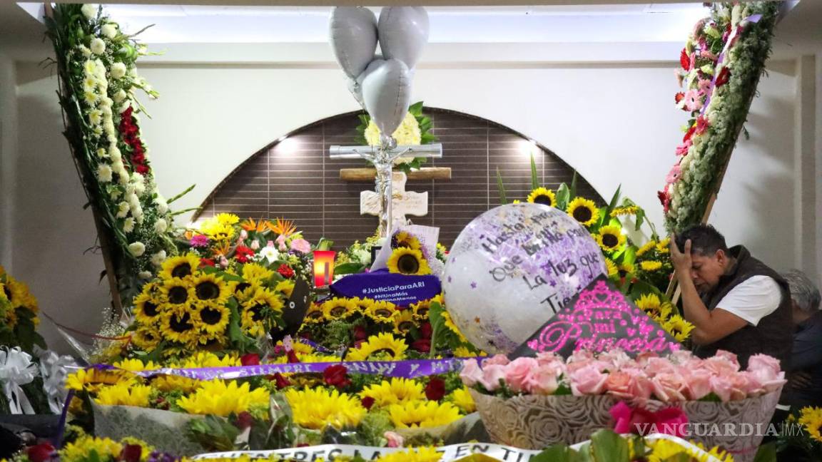 $!Cientos de girasoles fueron llevados en honor a Ariadna, pues se trataba de su flor favorita.