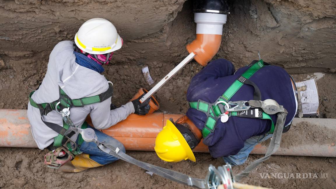 $!Un par de días llevó arreglar la enorme fuga que afectaba a varias colonias.