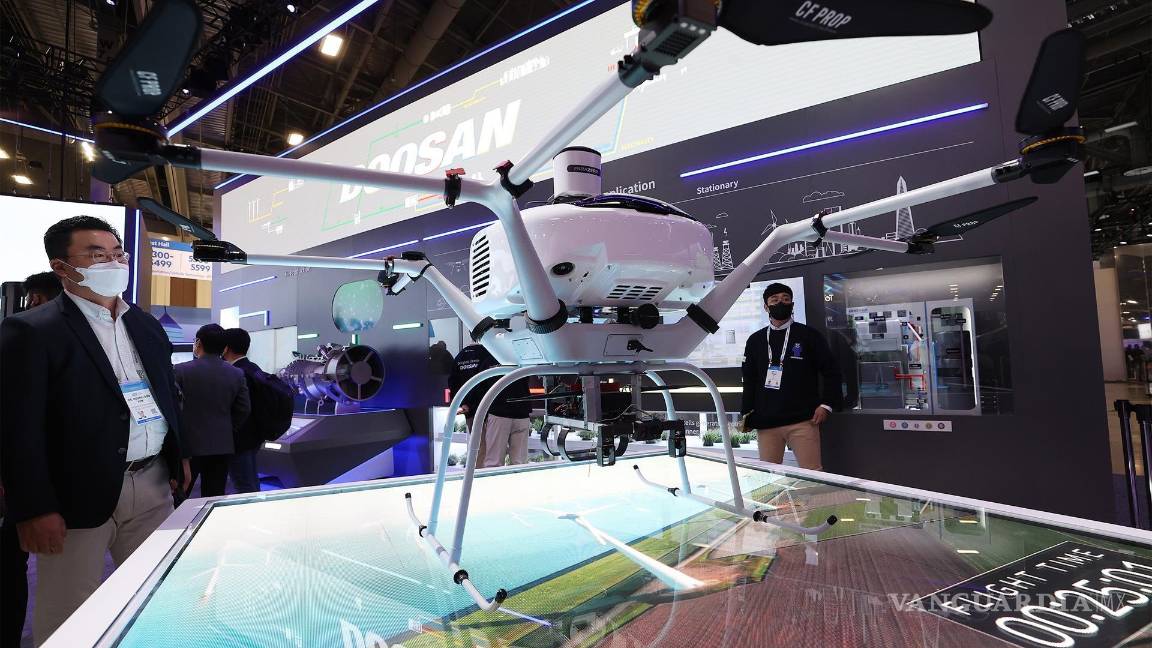 $!Los visitantes miran un multicóptero de hidrógeno en el stand de Doosan Mobility Innovation. EFE/EPA/Caroline Brehman