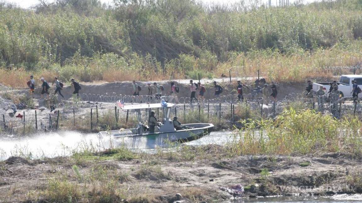 $!Elementos de la Patrulla Fronteriza vigilan atentos a la caravana migrante.