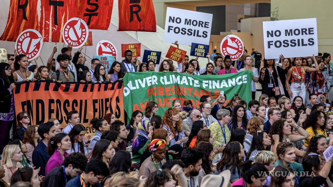 $!Activistas exhiben pancartas y pancartas durante una protesta al margen de la COP28) en Dubai, Emiratos Árabes Unidos.