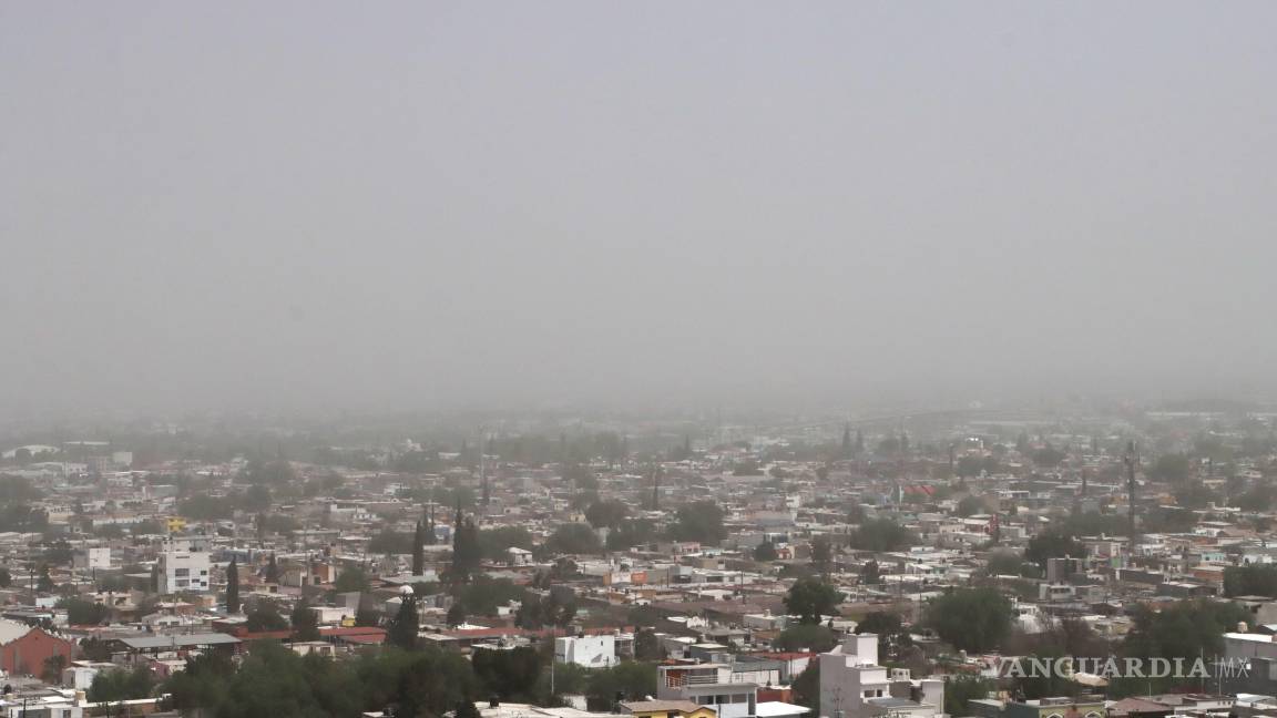 $!Es la segunda vez en el mes que Saltillo queda bajo una densa nube de polvo.