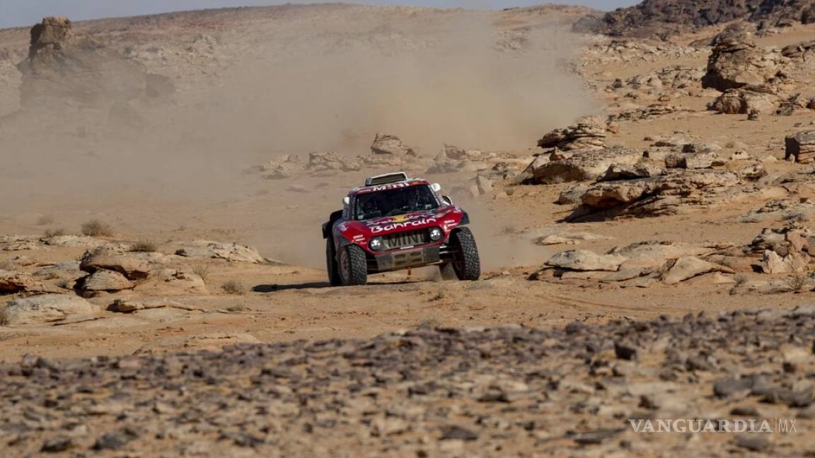 Carlos Sainz mantiene la punta en el Dakar