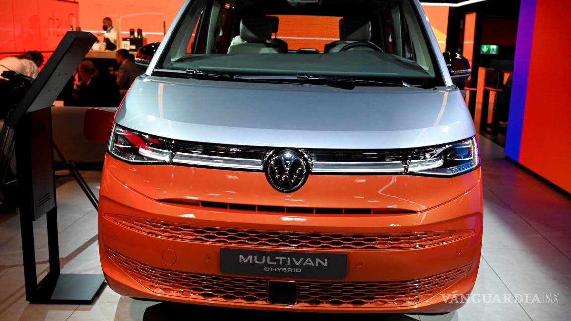 $!El Volkswagen VW Multivan eHybrid en exhibición en el primer día de vista previa para la prensa del Salón Internacional del Automóvil IAA en Munich, Alemania. EFE/EPA/Sascha Stenbach