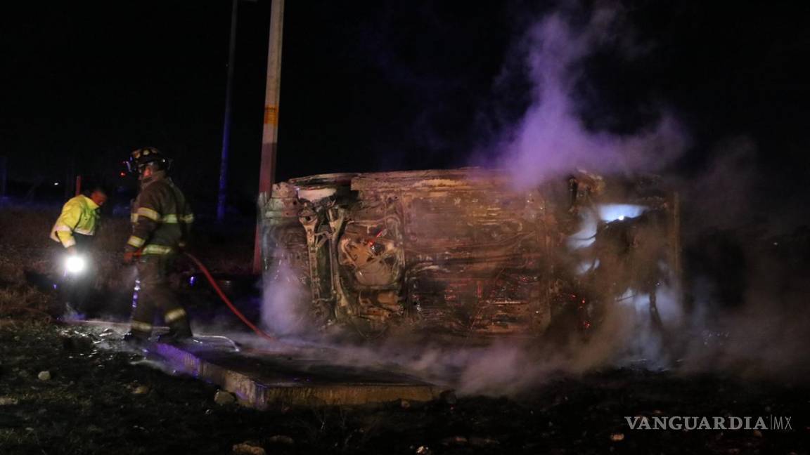 Tras volcadura, se incendia vehículo en carretera Mty-Saltillo