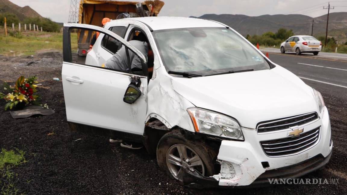 $!Brinca a carril contrario y ocasiona fuerte accidente sobre la carretera Torreón