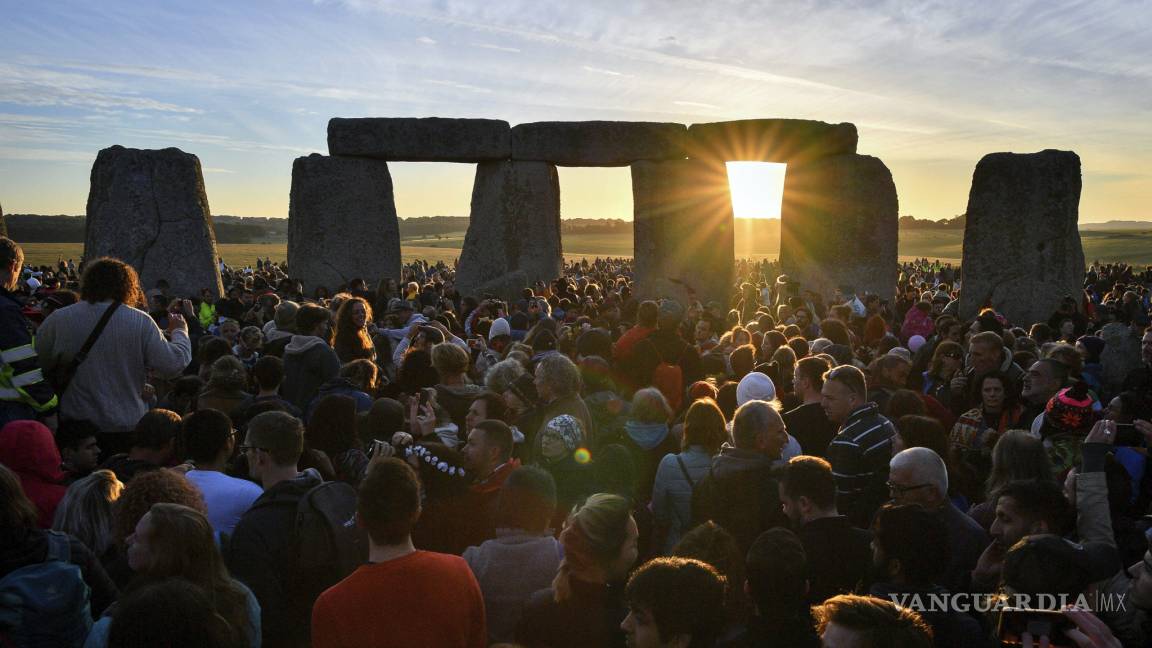 Recibe el Reino Unido el solsticio de verano en Stonehenge