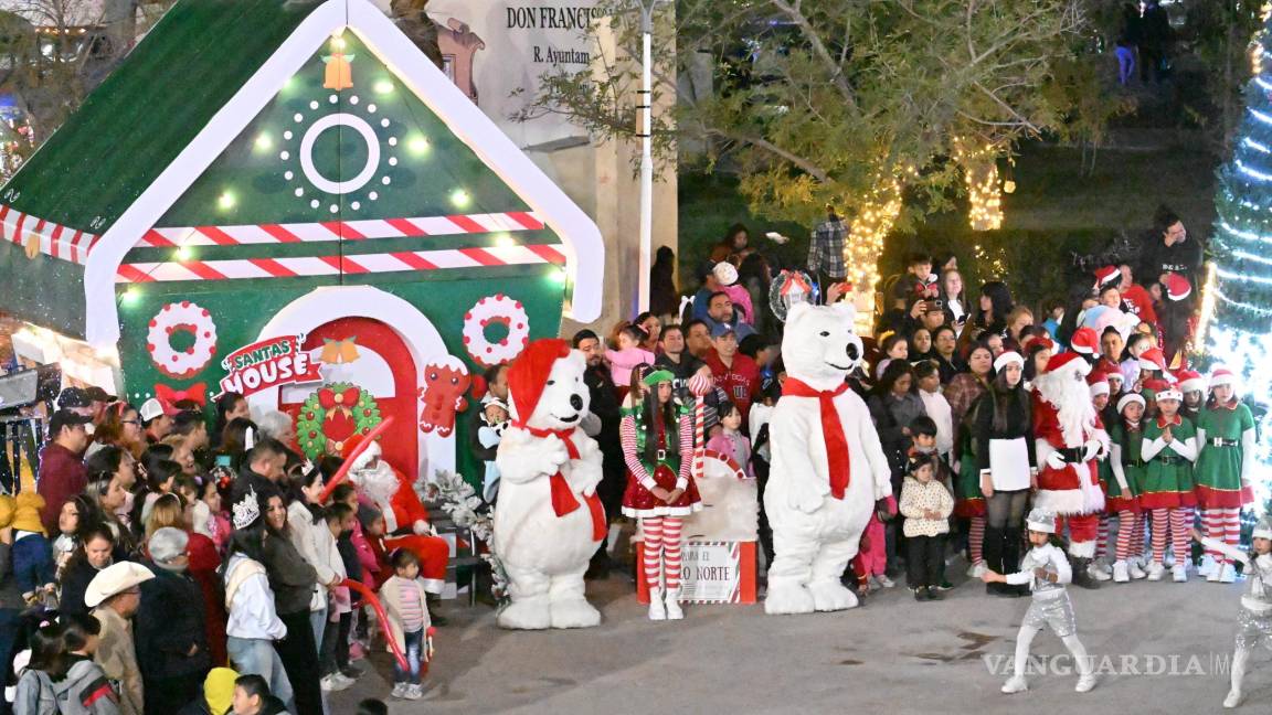 $!Santa Claus llegó para recibir cartas y tomarse fotografías con las familias.
