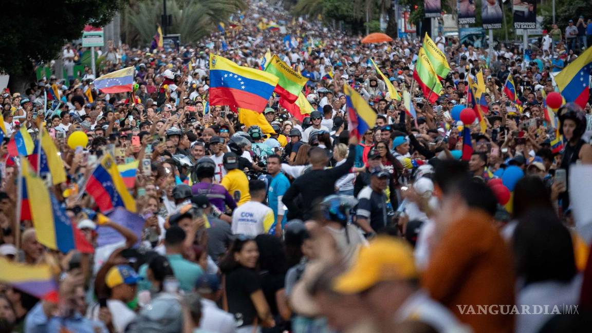 $!Simpatizantes del candidato presidencial Edmundo González Urrutia, participan de su cierre de campaña en Caracas, Venezuela.