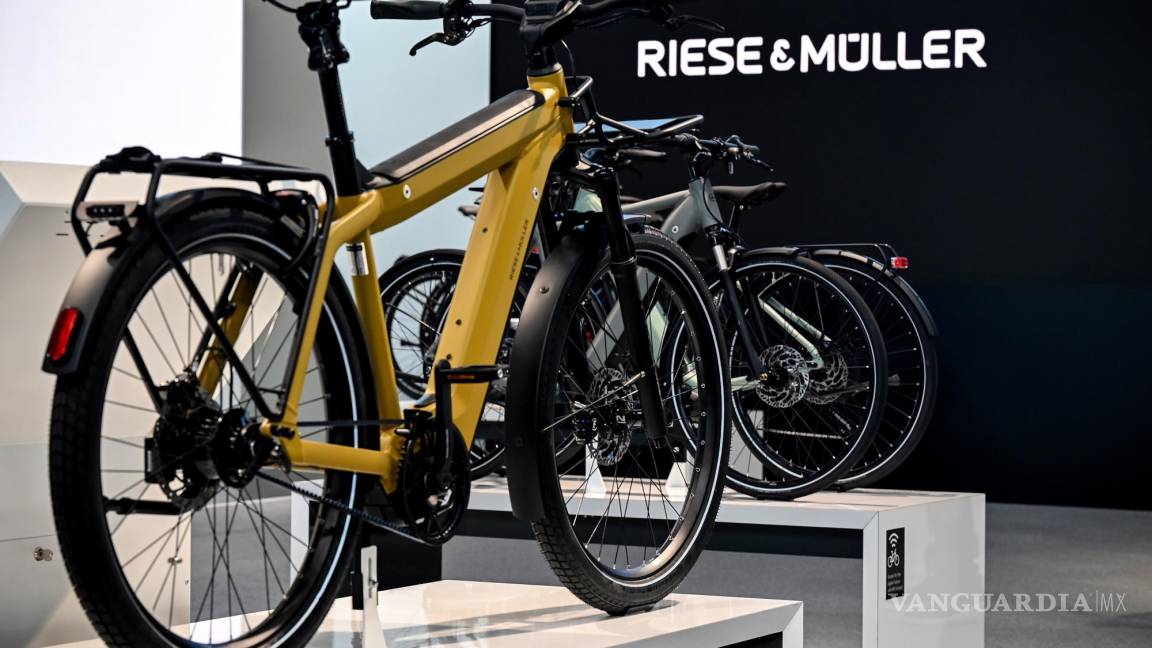$!Riese &amp; Mueller e-bikes en exhibición en el primer día de vista previa para la prensa del Salón Internacional del Automóvil IAA en Munich, Alemania. EFE/EPA/Sascha Stenbach