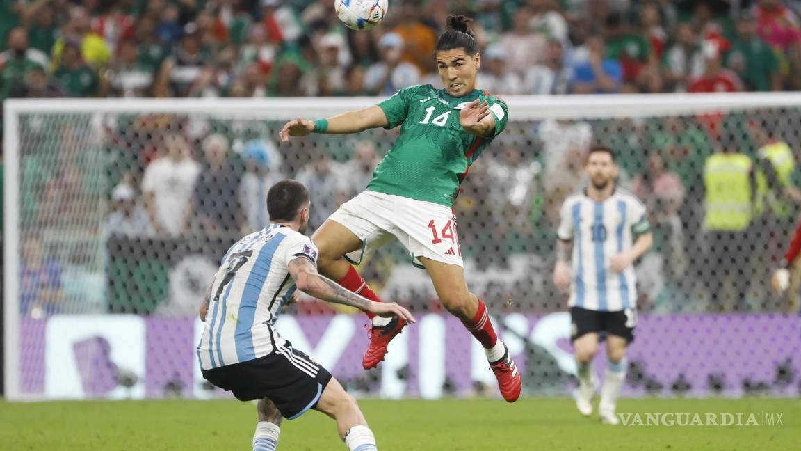 $!Rodrigo De Paul (i) de Argentina disputa un balón con Erick Gutiérrez de México.