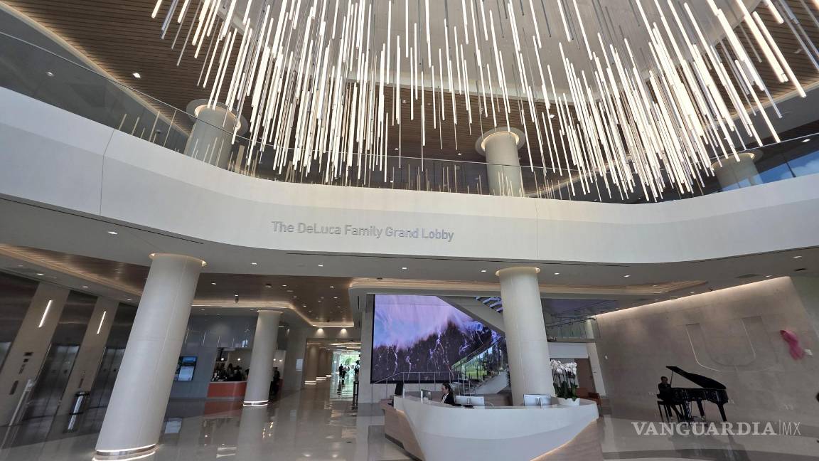 $!El vestíbulo del centro de salud UHealth SoLé Mia. El doctor usa una aplicación de IA aprobada por la universidad que transcribe sin grabar el relato del paciente.