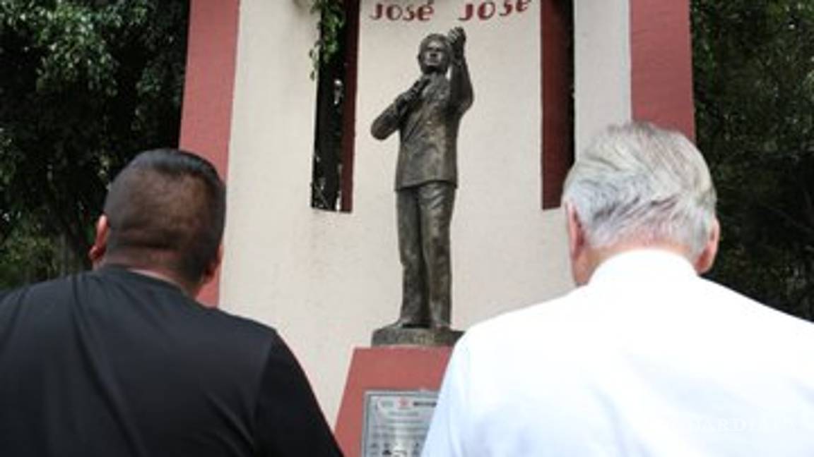 $!Fans recuerdan a José José frente en estatua de Azcapotzalco