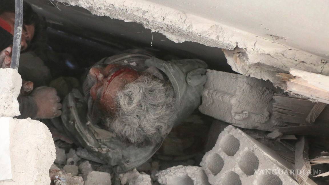 $!Bombardeos a suburbio de Damasco dejan 98 muertos