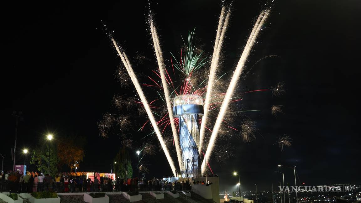 $!Durante la verbena nocturna por el 448 aniversario de Saltillo, miles de personas se reunieron para celebrar con música en vivo, mañanitas, pastel y fuegos artificiales.