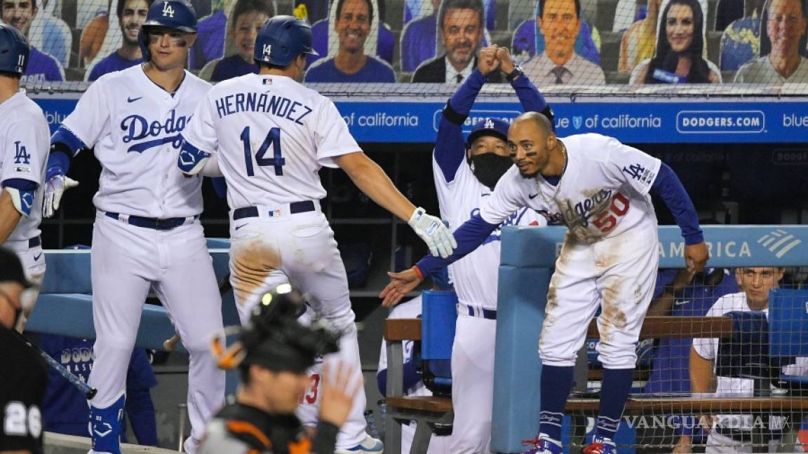 Con un brillante juego de Kiké Hernández, Dodgers abren la campaña con un triunfo