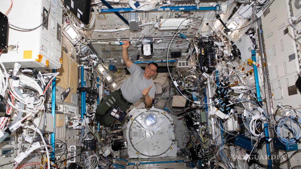 $!El estadounidense de origen salvadoreño Frank Rubio rebasó el récord de 355 días consecutivos, 3 horas y 45 minutos de permanencia en el espacio.