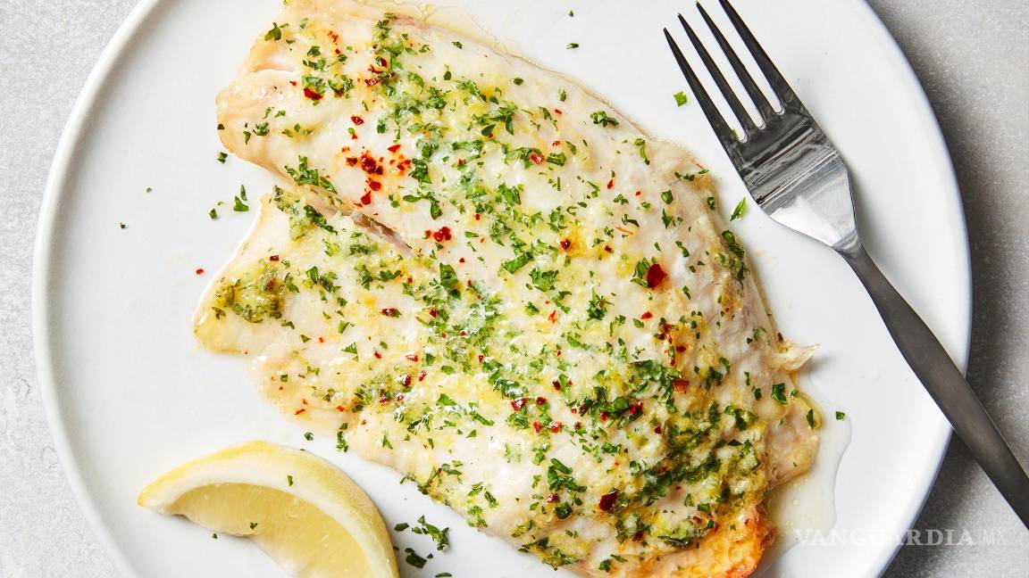 $!Esta receta al horno en sartén cubre el pescado con mantequilla, limón, ajo y perejil, pero siéntete libre de cambiar el sabor como quieras.