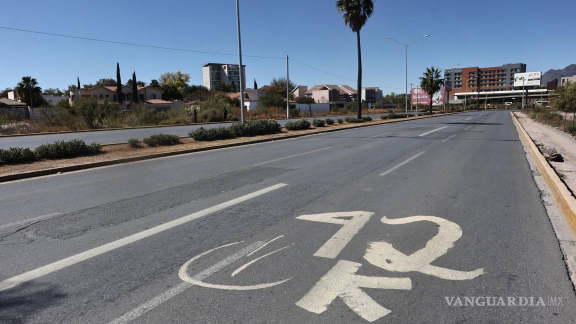 $!Conductores observan la guía del maratón aplicada sobre vialidades de alto flujo.
