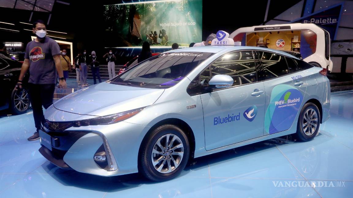 $!Un visitante mira un automóvil eléctrico Toyota Prius pedido por Bluebird Group como un taxi durante el Salón Internacional del Automóvil de Indonesia Gaikindo 2021 en Tanggerang, Banten, Indonesia. EFE/EPA/Bagus Indahono