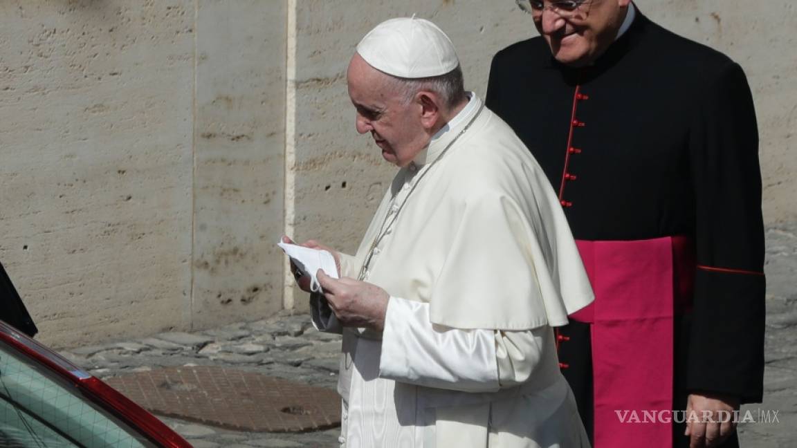Por primera vez fotógrafos logran captar una imagen del papa Francisco usando cubrebocas