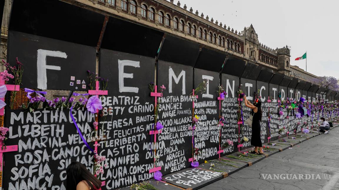 $!Palacio Nacional se convirtió en el 'muro de la memoria' (fotogalería)
