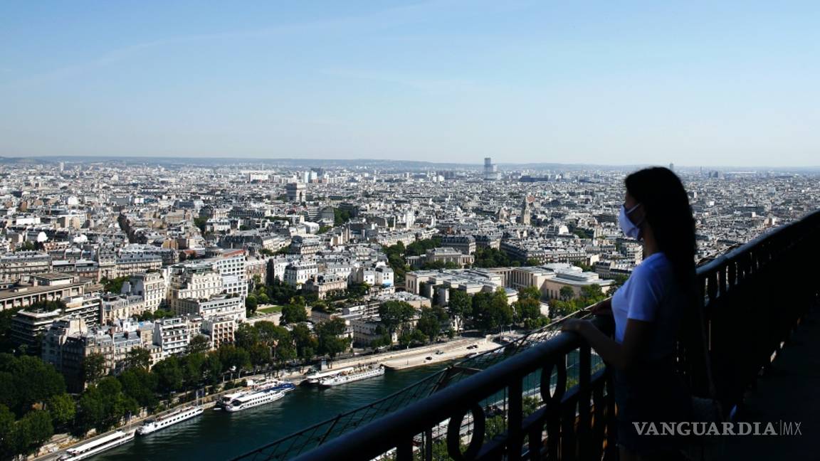 $!Así es cómo los turistas visitan la Torre Eiffel con restricciones por la pandemia del coronavirus en Francia (fotos)
