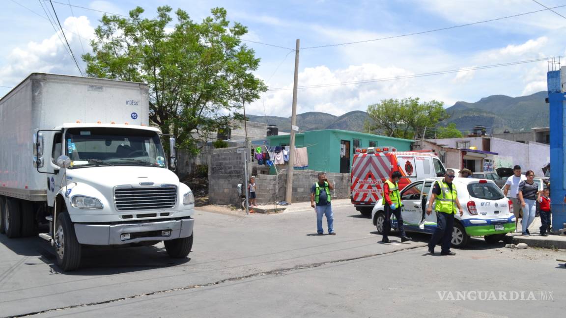 Choca camión con auto y se culpan uno al otro