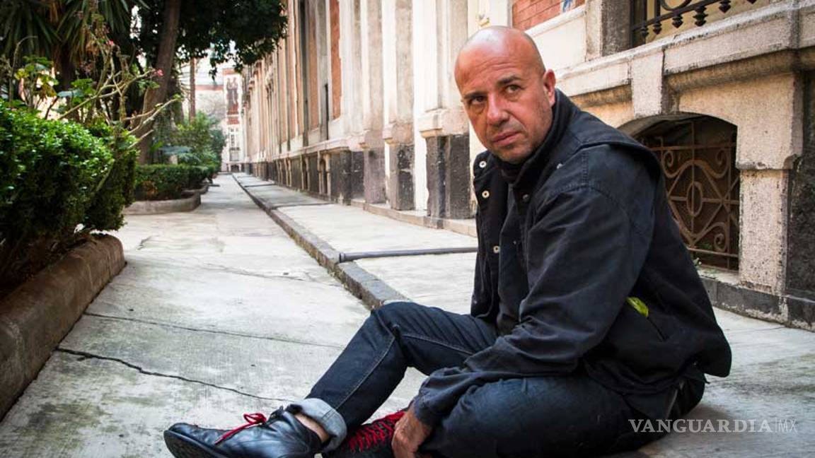 $!Trato de que mis libros escapen del tiempo cotidiano, dice Mario Bellatin