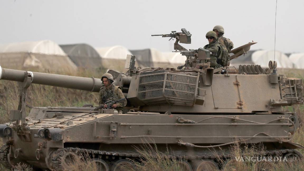 $!Soldados israelíes en vehículos militares maniobran en una zona a lo largo de la frontera con Gaza, en el sur de Israel.